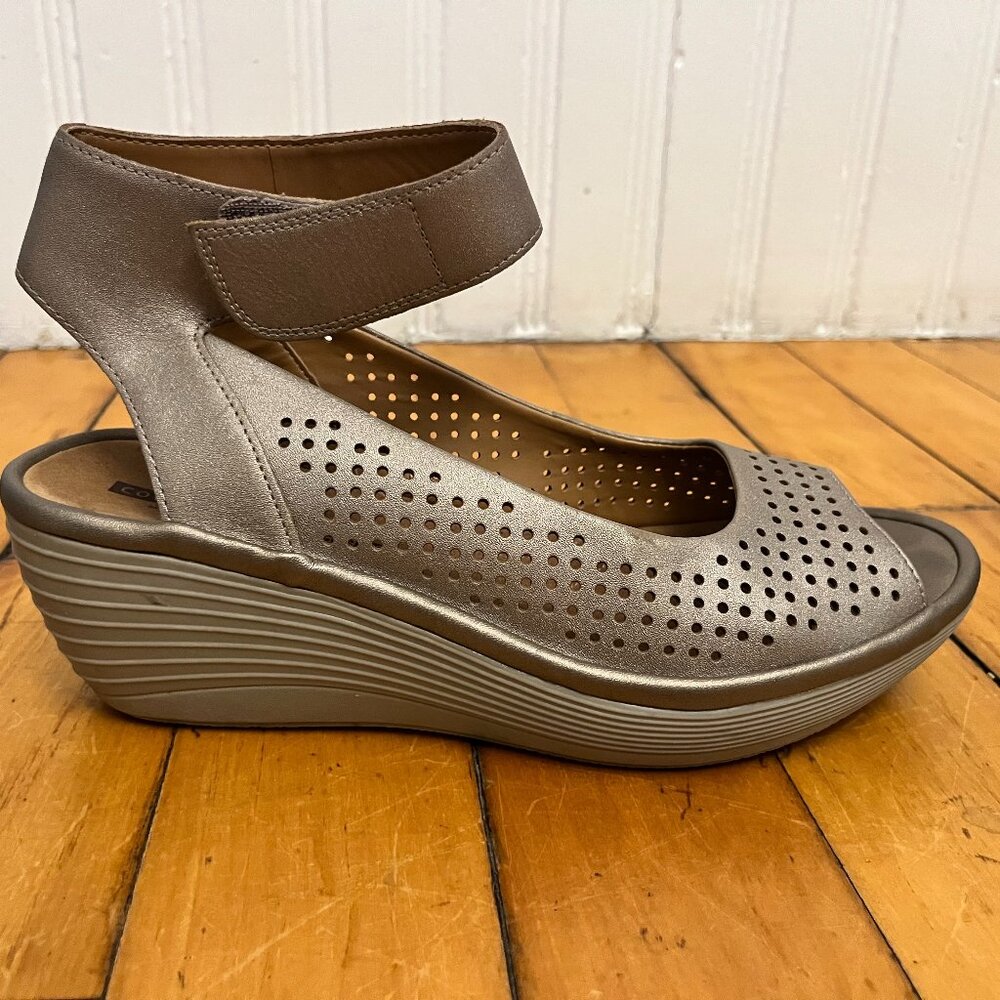 Clarks Gold Perforated Leather Peep Toe Wedge Platform Sandals, Size 9